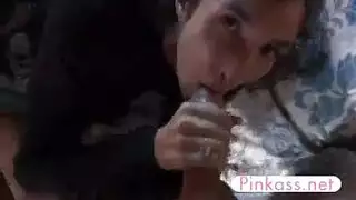 بجانب حمام السباحة حيث توجد لونا كام ، حيث تصبح لونا كام ، راضية تمامًا.