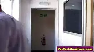 غالبًا ما تحصل فاتنة الإنجليزية على تدليك ساخن لأنه يحولها أكثر من أي شيء آخر. غالبًا ما تحصل فاتنة الإنجليزية على تدليك ساخن لأنه يحولها أكثر من أي شيء آخر.