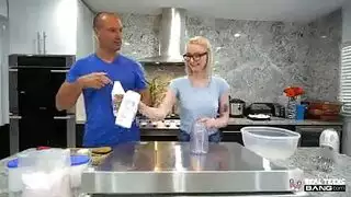 تقوم أليس بينك وتايلور ماي بفرك كسسهما بينما يراقبهما شركاؤهما أثناء العمل تقوم أليس بينك وتايلور ماي بفرك كسسهما بينما يراقبهما شركاؤهما أثناء العمل