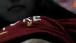 يمارس الأصدقاء المقربون الجنس الجماعي في غرفة المعيشة ، بدلاً من الدراسة من أجل امتحاناتهم