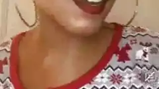 فاتنة ممتعة مع شعر أخضر، تعجب المرسى اللعب مع كس مثقوبها أثناء وجوده على الأريكة.