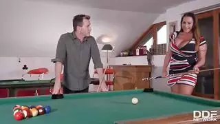 تلتقط لورا بعض الصور من الرجال ، ولكن يبدو أنها تحب أن تمتص وركوب الحمار