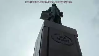 الفتاة اللطيفة تريد أن تمتص ديك بشهوة حتى تثير إعجابها