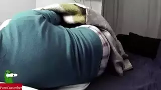 فتاة تستضيف صديقها يبيت في سريرها في غياب والديها وتمص زبه صباحا ويسخن ويفشخ كسها فتاة تستضيف صديقها يبيت في سريرها في غياب والديها وتمص زبه صباحا ويسخن ويفشخ كسها