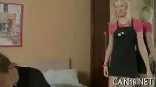 شاب خجول يجلبني الى غرفة نومه و يفاجئني بسخونته و براعته في نيك الطيز شاب خجول يجلبني الى غرفة نومه و يفاجئني بسخونته و براعته في نيك الطيز