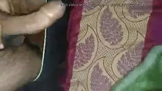 رجل قرني يمارس الجنس مع سيدة حامل باردة ، بينما يمد بوسها في نفس الوقت