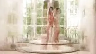 تهتم الفتيات الصغيرات بممارسة الجنس مع زميلهن الجديد ، لكنهم أولاً يعانون من الثلاثي.