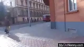 الجدة الدهون هي وجود انفجار بينما سخيف صديقته ابنها من الظهر، على الأريكة. الجدة الدهون هي وجود انفجار بينما سخيف صديقته ابنها من الظهر، على الأريكة.