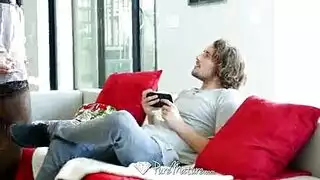 شقراء مثير، أوستن ملقاة على الأريكة، في حين أن المظهر الجيد، الرجل الأسود هو سخيف لها الحمار ضيق. شقراء مثير، أوستن ملقاة على الأريكة، في حين أن المظهر الجيد، الرجل الأسود هو سخيف لها الحمار ضيق.