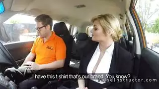 سيدة مفلس في الكعب العالي هو الحصول على بوسها يمسح أثناء ممارسة الجنس مع شريكها وشم سيدة مفلس في الكعب العالي هو الحصول على بوسها يمسح أثناء ممارسة الجنس مع شريكها وشم