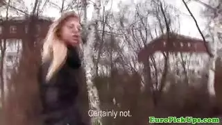 تتلقى الأنثى الأوروبية الحقيقية المجاورة وفرة من السائل المنوي من العضو الذكر، أثناء ممارسة الجنس الفموي معه تتلقى الأنثى الأوروبية الحقيقية المجاورة وفرة من السائل المنوي من العضو الذكر، أثناء ممارسة الجنس الفموي معه