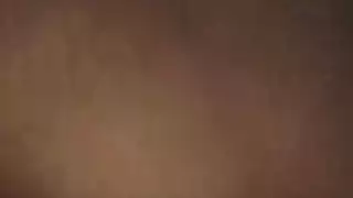 الطبيب قرنية مع زجاجات الخمور الفارغة يحصل على عارية على مكتبه بجانب المريض الطبيب قرنية مع زجاجات الخمور الفارغة يحصل على عارية على مكتبه بجانب المريض