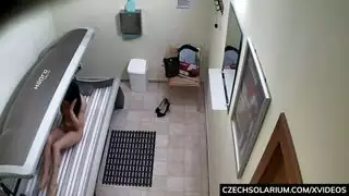 تضع الفتاة أصابعها في كسها الصغير ثم تبقى دافئة عند الشمس تضع الفتاة أصابعها في كسها الصغير ثم تبقى دافئة عند الشمس