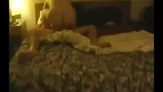 زوجة ناضجة تحصل على جيز ، وهي قرنية من الديك الصلب على سرير النار زوجة ناضجة تحصل على جيز ، وهي قرنية من الديك الصلب على سرير النار