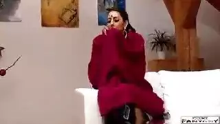 تعطي الفتيات الآسيويات الشباب وإقامة من السرور، ويشمل كل من دروسها رئيس الديك للاعبين. تعطي الفتيات الآسيويات الشباب وإقامة من السرور، ويشمل كل من دروسها رئيس الديك للاعبين.