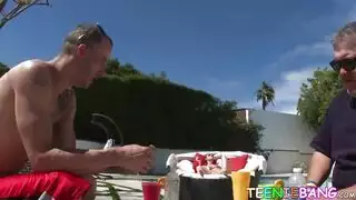 خبطت المراهق المشاكس من قبل رجلها الأكبر سنا ، لأنه قدم لها هدية لطيفة خبطت المراهق المشاكس من قبل رجلها الأكبر سنا ، لأنه قدم لها هدية لطيفة