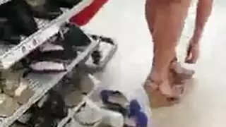 شرموطة مش لابسة كيلوت تنحني كسها يبدو من تحت التنورة و تتناك في الحمام