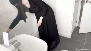 خادمة مسلمة عربية رائعة مارس الجنس في المؤخرة لمراجعة من فئة الخمس نجوم