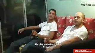 اثنان من الرجال قرنية يمارسون الجنس مع فتاة فرنسية عاهرة ، في غرفة فندق ، مع عراب. اثنان من الرجال قرنية يمارسون الجنس مع فتاة فرنسية عاهرة ، في غرفة فندق ، مع عراب.