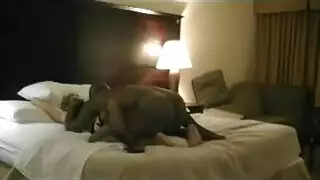 الأشقر المدبر ، ماريا بيلوتشي تنشر ساقيها مفتوحة على مصراعيها في الأريكة ، للحصول على ديك أبيض