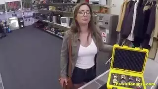 شرموطة فرنسية تتناك بالمال من زب أمريكي وهي تتسوق في المتجر شرموطة فرنسية تتناك بالمال من زب أمريكي وهي تتسوق في المتجر