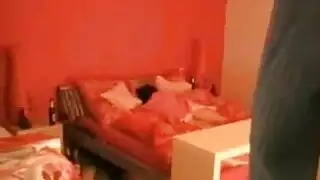 الهاوي الروسي لطيف مع المغفلون الصغيرة يركبون الديك الثابت في مشهد بوف