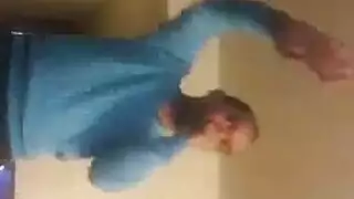 حصلت امرأة سمراء قوية آسيوية هزاز أسفل حلقها لبدء استمناء في المنزل في أقرب وقت ممكن. حصلت امرأة سمراء قوية آسيوية هزاز أسفل حلقها لبدء استمناء في المنزل في أقرب وقت ممكن.