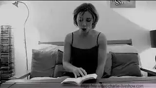 يتناوب اثنان من السحاقيات الفرنسية المشاغبين على امتصاص ديك صديقهم الصخور ، بينما يراقب.