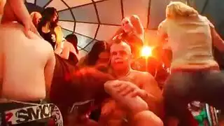 الجنس الخشن مع فتاة في حالة سكر يمارس الجنس بشكل سيئ طوال الوقت ثم يتدفق بين والديها المثاليين. الجنس الخشن مع فتاة في حالة سكر يمارس الجنس بشكل سيئ طوال الوقت ثم يتدفق بين والديها المثاليين.