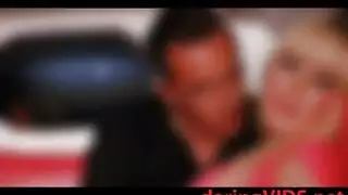 شقراء جميلة في فستان أزرق ، لديها زنبق ثونغ أرجواني حول نفسها لتوابلها