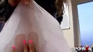 رجل يكسر الجوارب بعد امرأة شابة جميلة ويجعلها متحمس حتى لديها النشوة الجنسية