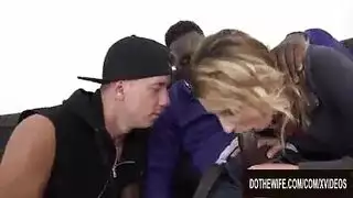 ربة منزل حلوة هي وقحة حقيقية، ألق نظرة على فاتنة شقراء ساخنة تلبي احتياجاتها. ربة منزل حلوة هي وقحة حقيقية، ألق نظرة على فاتنة شقراء ساخنة تلبي احتياجاتها.