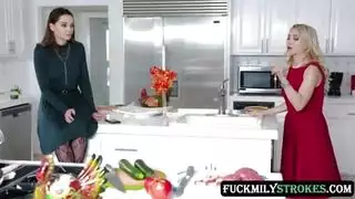 كل عيد الشكر ، تحتاج إلى التأكد من أن كل شيء مثالي لعائلتها المحبة كل عيد الشكر ، تحتاج إلى التأكد من أن كل شيء مثالي لعائلتها المحبة