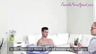 حصلت وكيل الاباحية مثير على عملاء التدليك للعودة إلى مكانها، ولديهم جنس عارضة البرية.