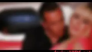 شقراء حلوة في ثوب وردي ، حيوان مطبوع على وشك الحصول على مارس الجنس في الحمار شقراء حلوة في ثوب وردي ، حيوان مطبوع على وشك الحصول على مارس الجنس في الحمار