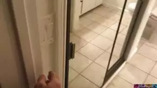 إنها تسمح للرجل ذو القبعة أن يلعب بأصابعه في كسها لأن هذا ما يريده إنها تسمح للرجل ذو القبعة أن يلعب بأصابعه في كسها لأن هذا ما يريده