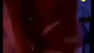 امرأة ساخنة مع النظارات هي سخيف صديقتها السوداء، بدلا من القيام بعملها بشكل صحيح.