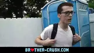 المراهق الطالب الذي يذاكر كثيرا ريو يعطي اللسان وركوب الديك في الثلاثي البخاري. المراهق الطالب الذي يذاكر كثيرا ريو يعطي اللسان وركوب الديك في الثلاثي البخاري.