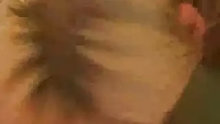 ترضع زب صغير ولذيذ و تدخله في فمها و تفعل به ما يحلو لها و حبيبها يذوب