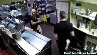 نيك في الحمام العام مع الزوجة الخائنة التي تحب ان تتناك الازبار الطويلة