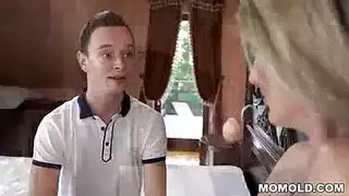 امرأة ناضجة مفلس تفرك بلطف ديك ضيفها ، بينما يقوم الرجل الأصغر سنا بتدليك ثدييها. امرأة ناضجة مفلس تفرك بلطف ديك ضيفها ، بينما يقوم الرجل الأصغر سنا بتدليك ثدييها.