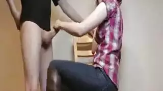 بيضاء حليب تاكل الزبر في كسها من الخلف و تتناك بعنف بوضع الكلبة بيضاء حليب تاكل الزبر في كسها من الخلف و تتناك بعنف بوضع الكلبة