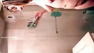 فتاة صنم في جوارب سوداء تحصل على تان لطيف وتعمل بجد لكسب بعض النقود