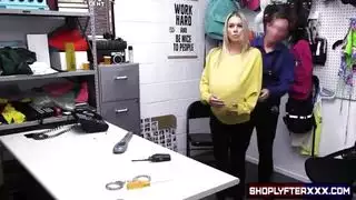 يونغ بلوندي سارق الصيف الثعلب المزيف الحمل مع تركيا على قميصها ، لكنها تم القبض عليها والآن عليها أن تستحضر من قبل حارس الأمن يونغ بلوندي سارق الصيف الثعلب المزيف الحمل مع تركيا على قميصها ، لكنها تم القبض عليها والآن عليها أن تستحضر من قبل حارس الأمن