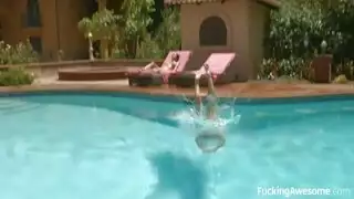 أخوها من أبوها يمص بظرها الكبير وتبكي من محنتها العالية و ترجوه أن يدخله أخوها من أبوها يمص بظرها الكبير وتبكي من محنتها العالية و ترجوه أن يدخله