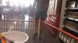 في سن المراهقة في التنورة المصغرة بدون سراويل داخلية في سوبر ماركت - كاملة باللون الأحمر