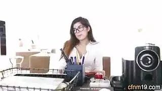 امرأة سمراء في سن المراهقة تمارس الجنس مع والد صديقتها ، بدلاً من زوجته. امرأة سمراء في سن المراهقة تمارس الجنس مع والد صديقتها ، بدلاً من زوجته.