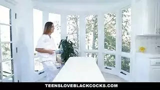 المراهقة الساخنة تغري زوج أمها أبو زب أسود كبير بالمساج الساخن حتى يمارس الجنس معها المراهقة الساخنة تغري زوج أمها أبو زب أسود كبير بالمساج الساخن حتى يمارس الجنس معها