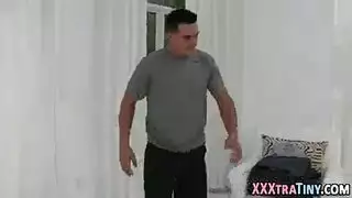 امرأة سمراء في سن المراهقة مرنة مع الثدي الصغيرة ، كريستين سكوت يركب ديك شريكها الصخور.