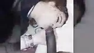 اثنين من الرجال السود ينتظرون مجموعة من الأزواج ذو مظهر جيد لإرجاع بعض بسعادة اثنين من الرجال السود ينتظرون مجموعة من الأزواج ذو مظهر جيد لإرجاع بعض بسعادة